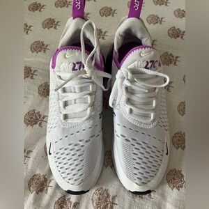 Like new Nike Air 270. Size 5Y, also fits women’s 6